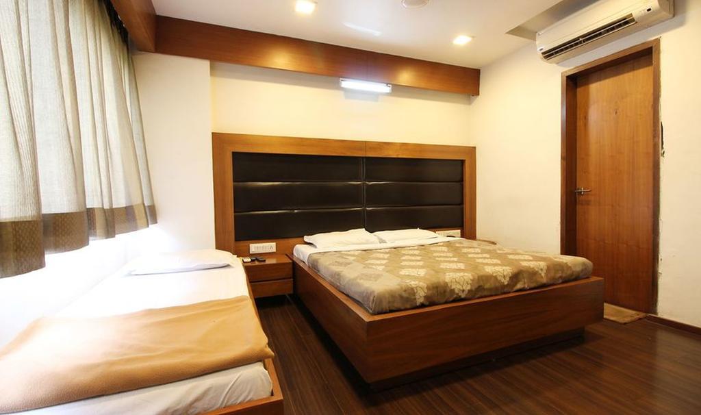 Hotel Kanak Comfort Αχμπανταμπάντ Δωμάτιο φωτογραφία